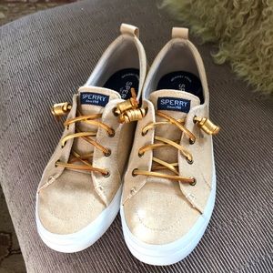 SPERRY metallic tan topsides with hood toggle leather laces. Size 9.
